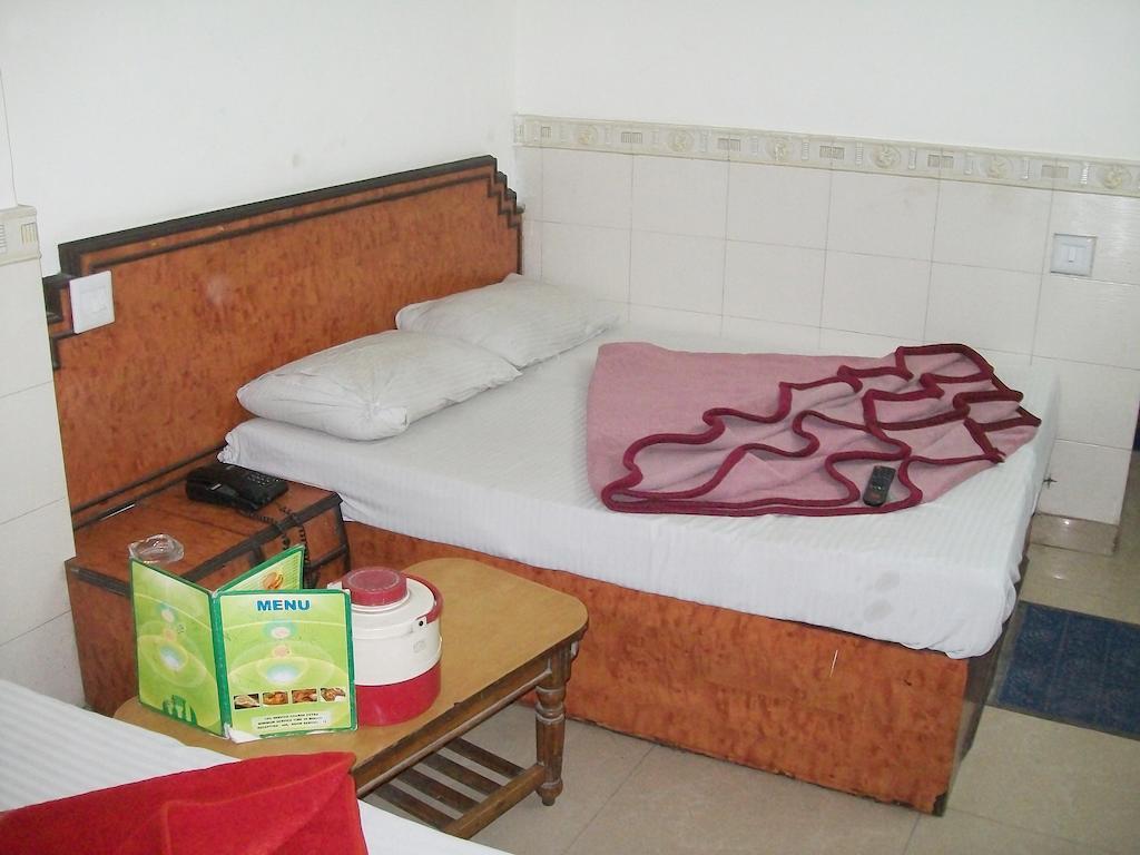 Hotel Milan Continental Delhi  Esterno foto